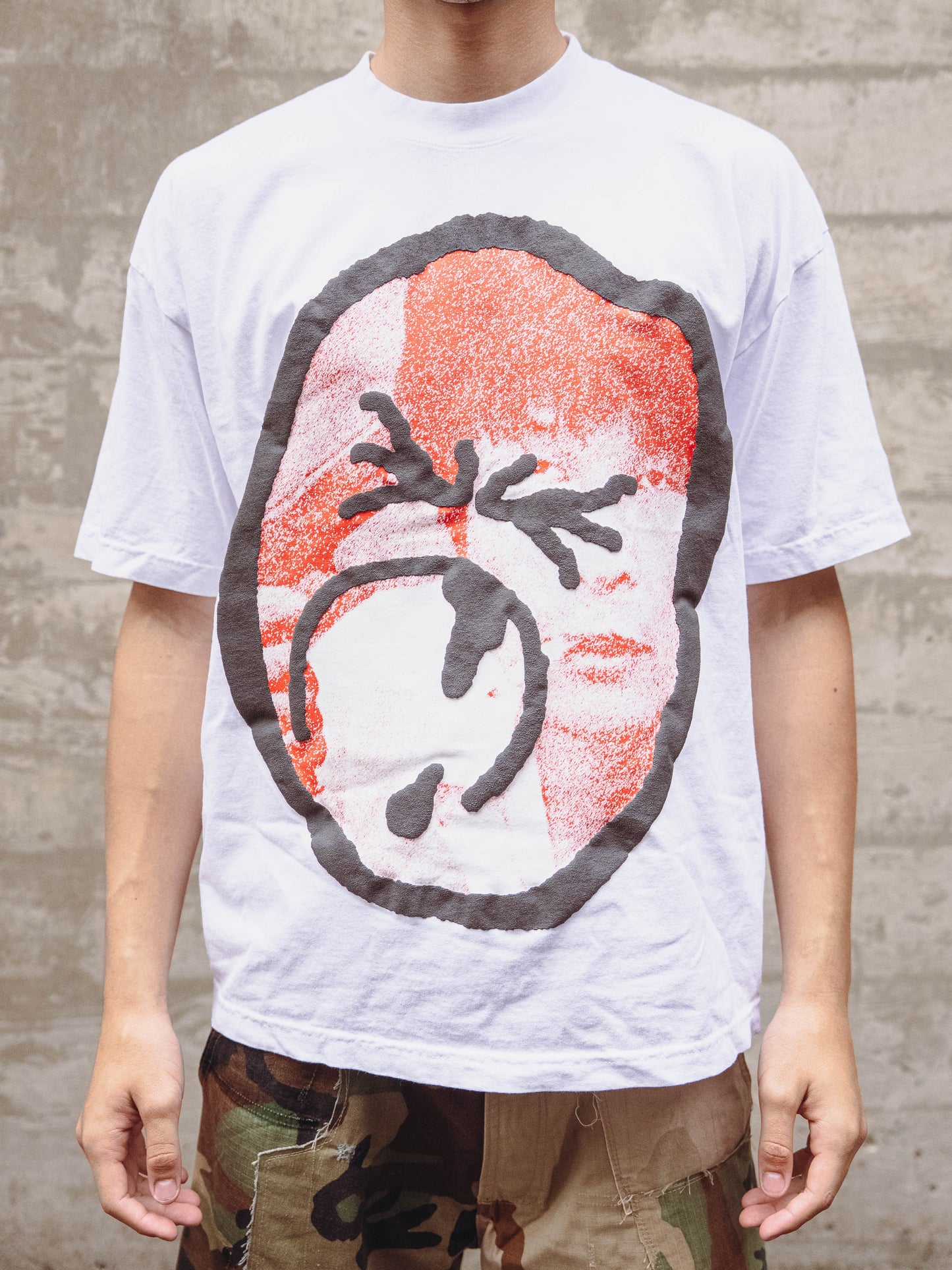 머리에 총을 대다 TEE